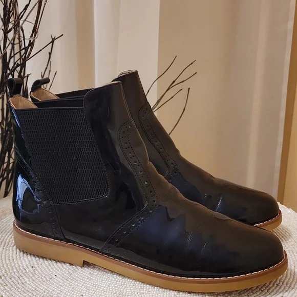 Elephantito patent leather ankle booties with brogue accent.Flat heel size 6 - Picture 2 of 7